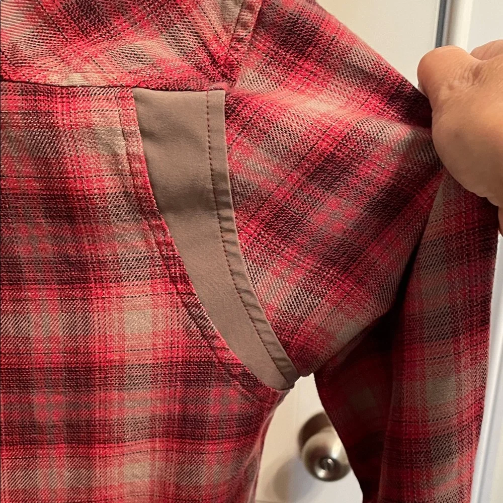 Under Armour  Red and Gray Plaid Flannel Shirt Unisex - Picture 7 of 12